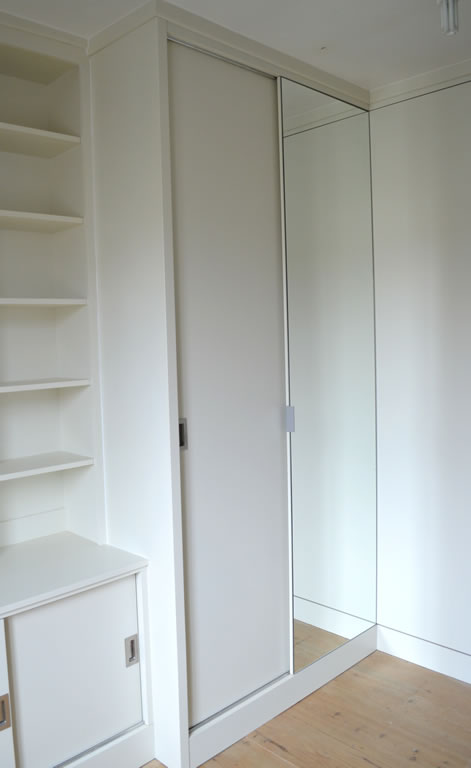 Deco Bespoke fitted corner wardrobe and built-in bedroom joinery