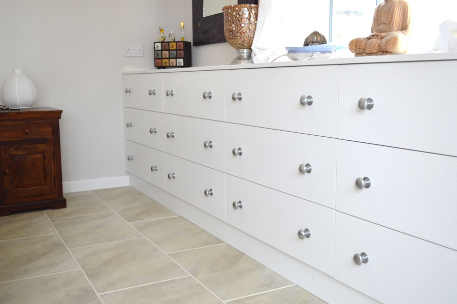 White built-in drawer unit